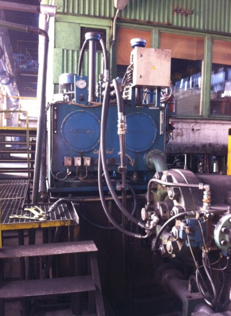 Hydraulic system for straightening press