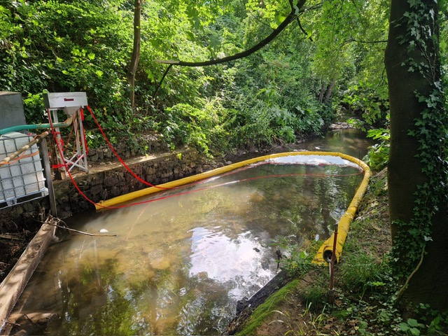 Nous avons réussi à installer le récupérateur d’huile modèle S 100 de manière à ce que le tuyau de récupération d’huile puisse être guidé le long de la barrière anti-hydrocarbures