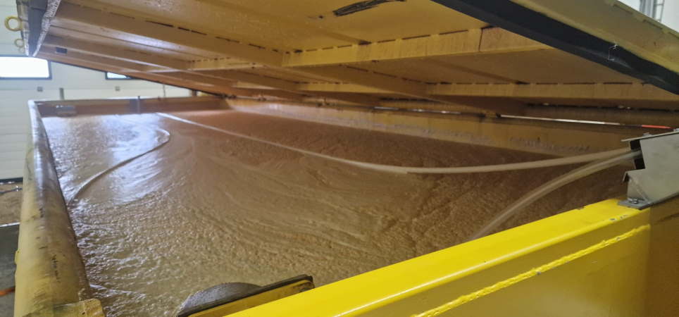 Guidage généreux du tuyau à travers la couche de graisse en surface