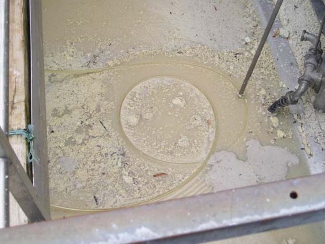 La fine couche de graisse est rompue par le tube de récupération d’huile et la graisse adhère au tube